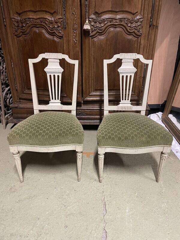 Paire de chaise en bois laqué gris figurant une athénniène - Style Louis XVI, fin XIXème