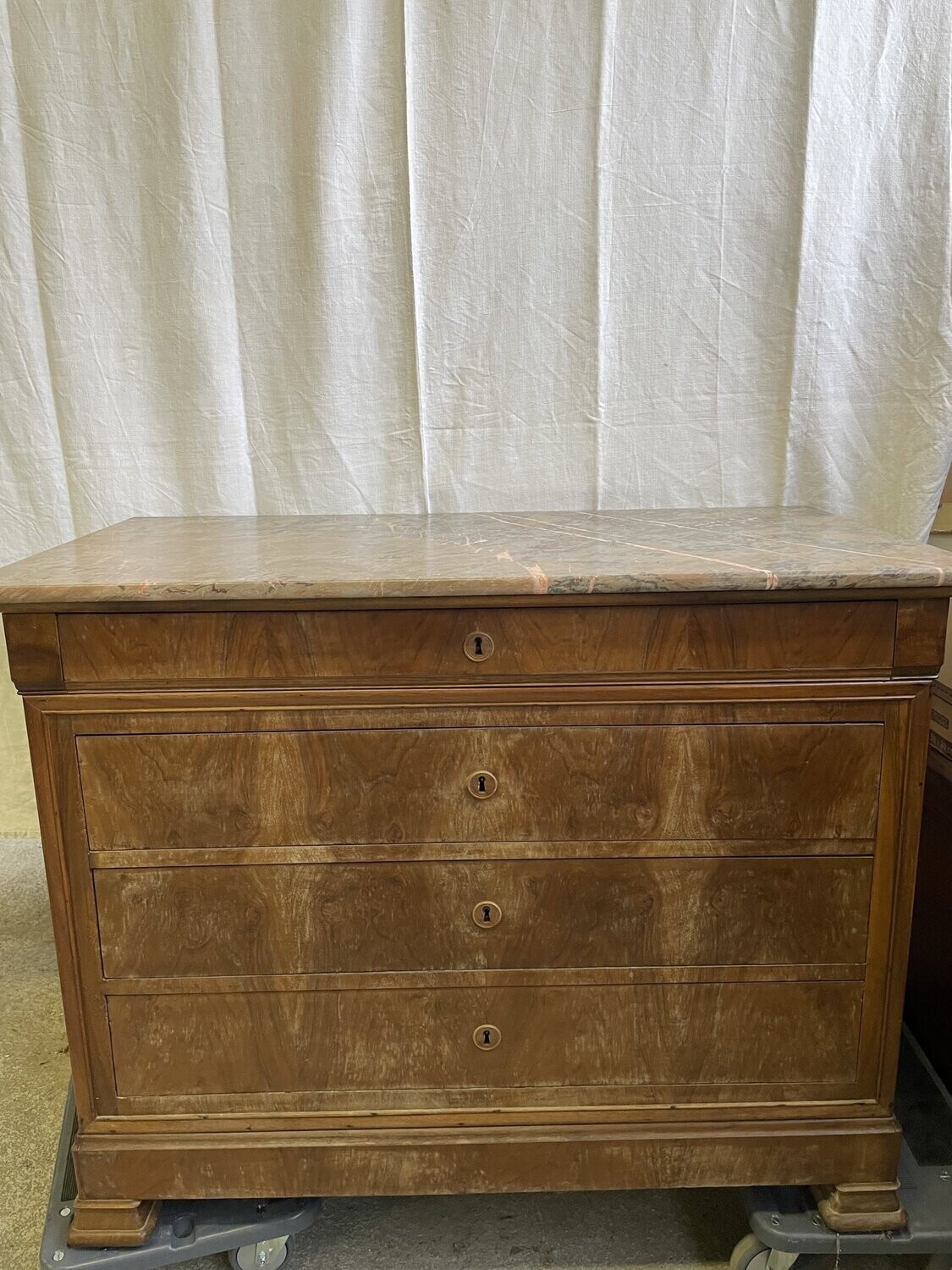 Commode Louis Philippe dessus marbre rose
95 x 62.5 x 120 cm
Epoque XIX eme