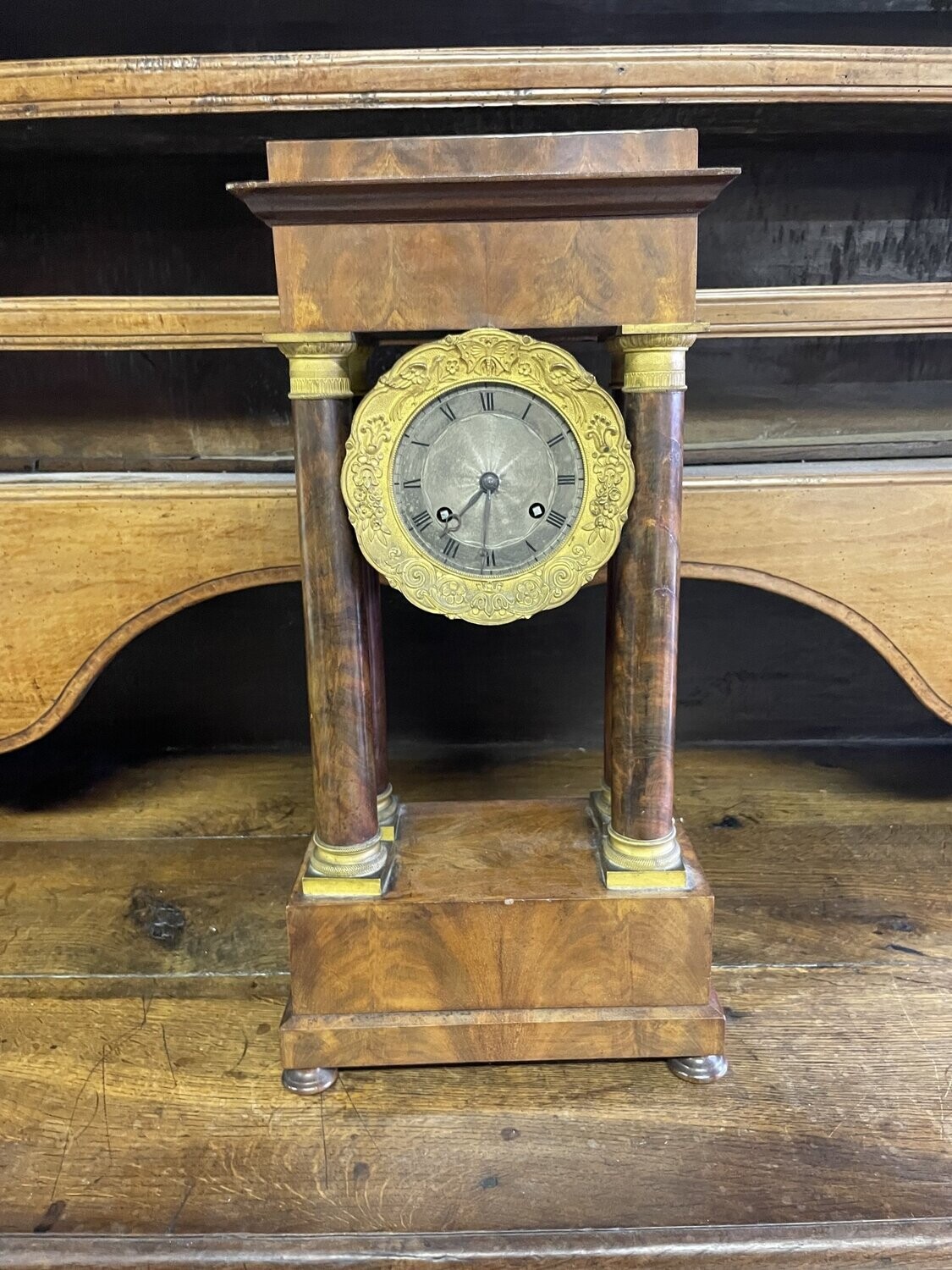 Pendule à colonnes en acajou, placage d’acajou et bronze. Epoque Charles X. H_51,5 cm L_26 cm