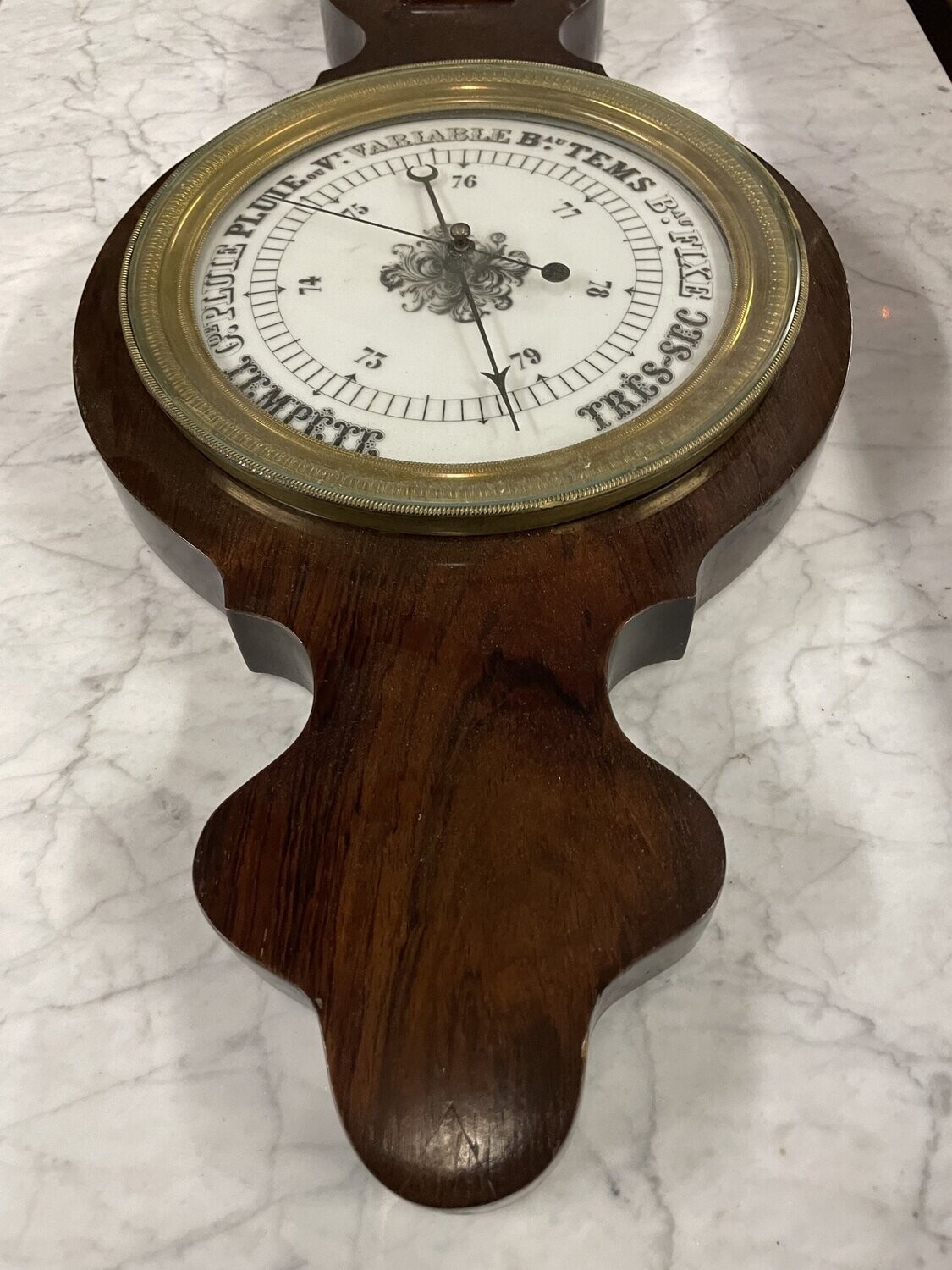 Baromètre-Thermomètre en noyer et laiton. Cadran émaillé. Fin XIX° début XX°. Haut 92 cm