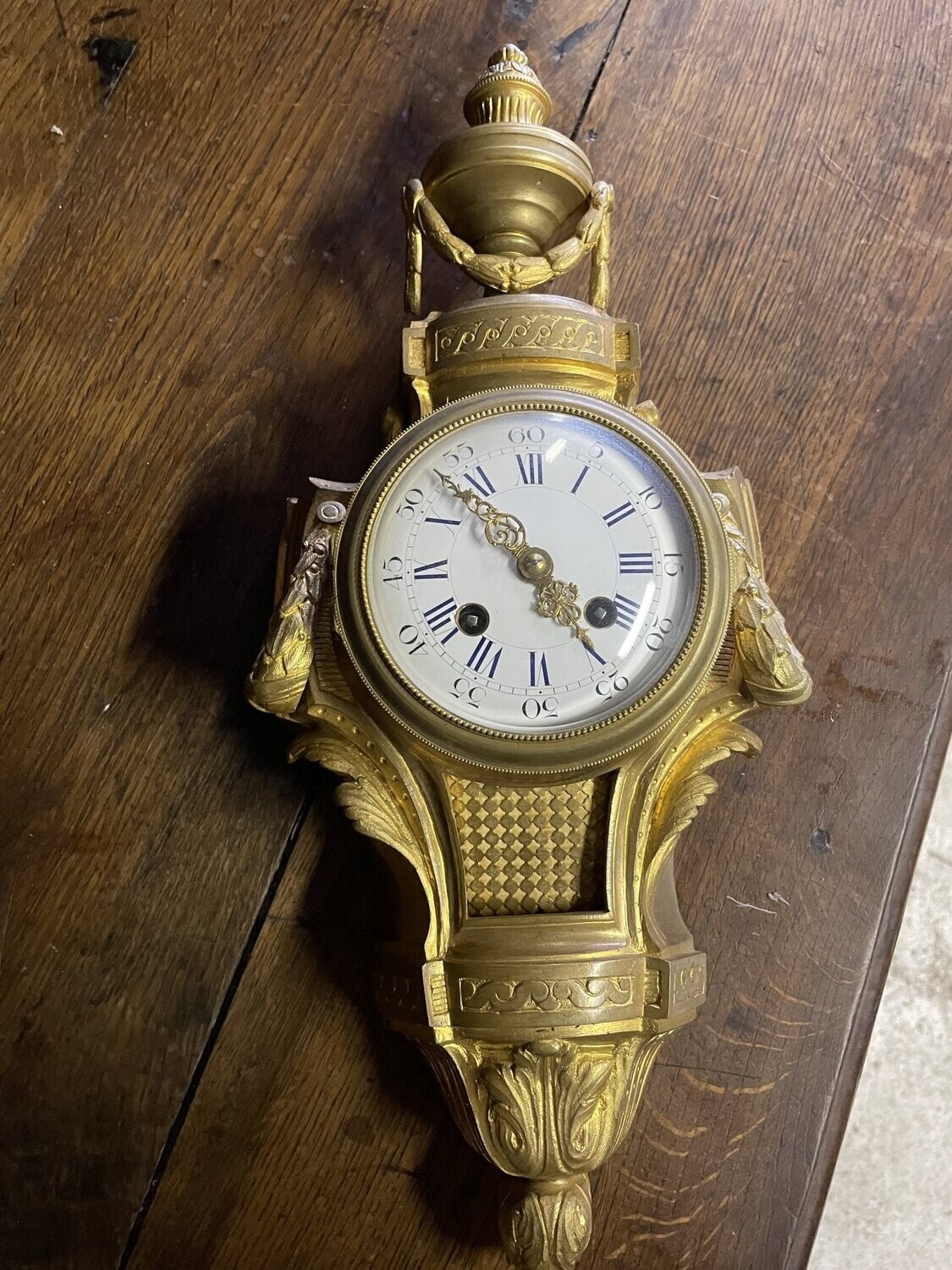 Cartel en bronze doré à décor de guirlandes, surmonté d'une cassolette; Style Louis XVI. XIX°. Haut 45 cm