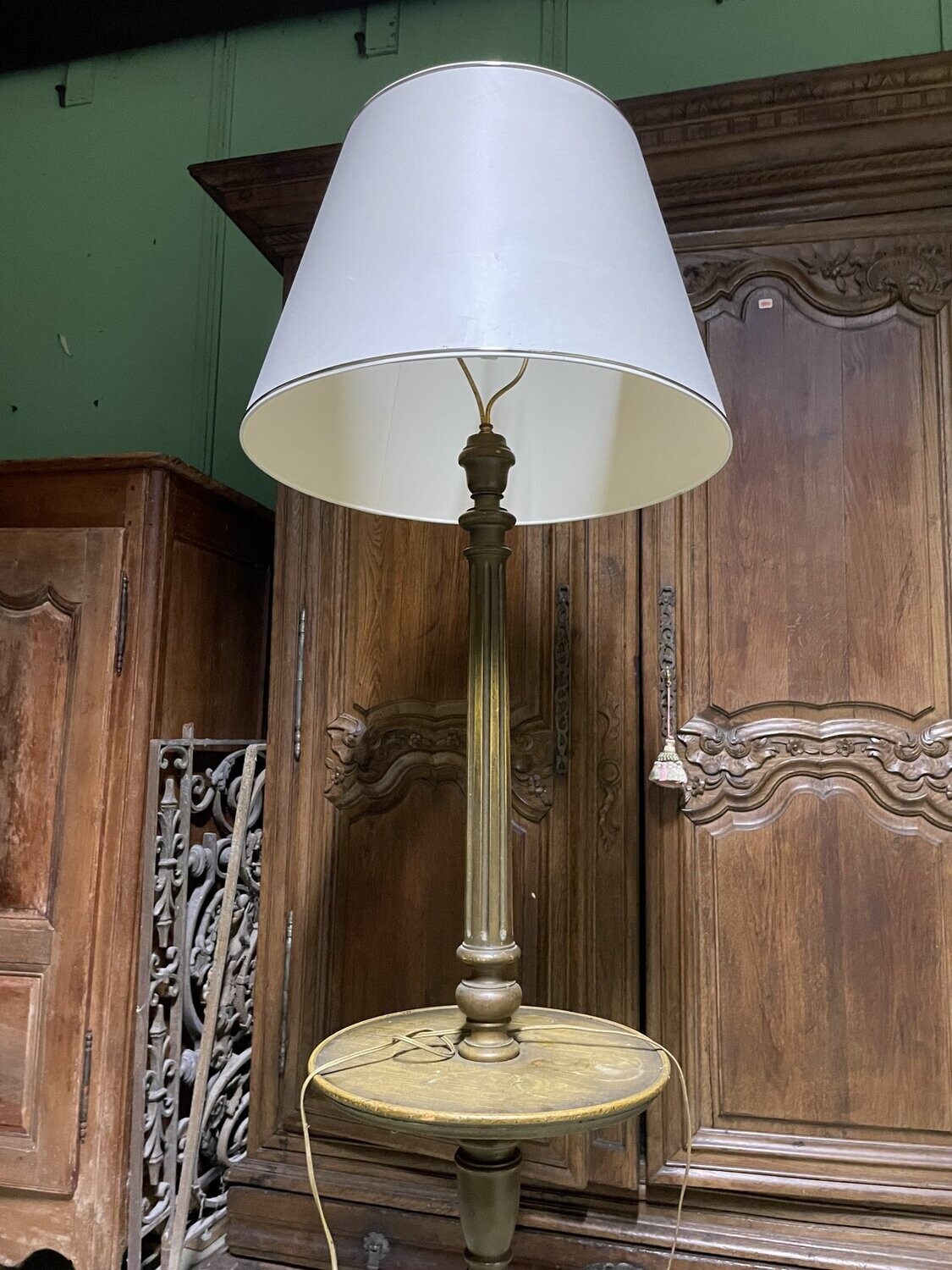 Lampadaire en bois tourné style LXVI à patine mordorée
