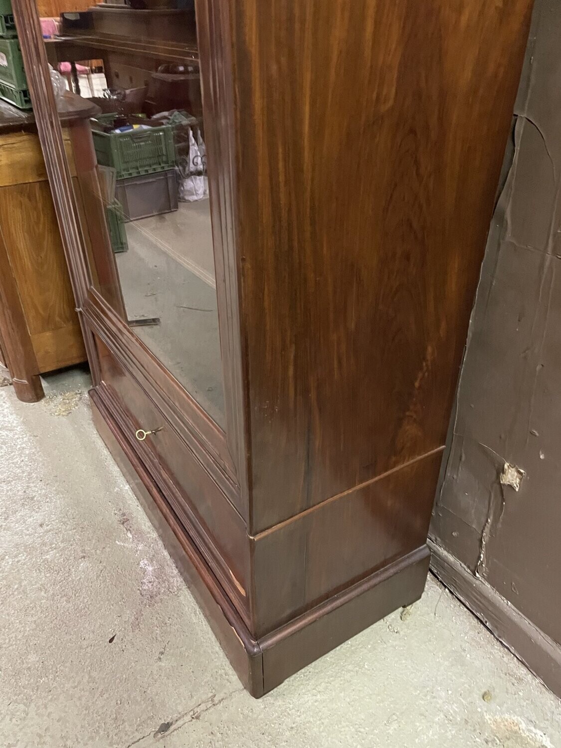 Armoire en acajou flammé à une porte vitrée et un tiroir en ceinture - H 187 cm