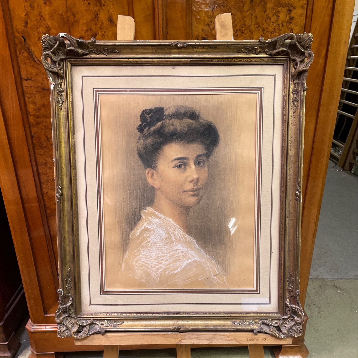 Stavros Homere & Johnson BRADFORD, portrait en buste d’une jeune fille. Pastel signé en bas à droite. 50,5 x 40,5cm