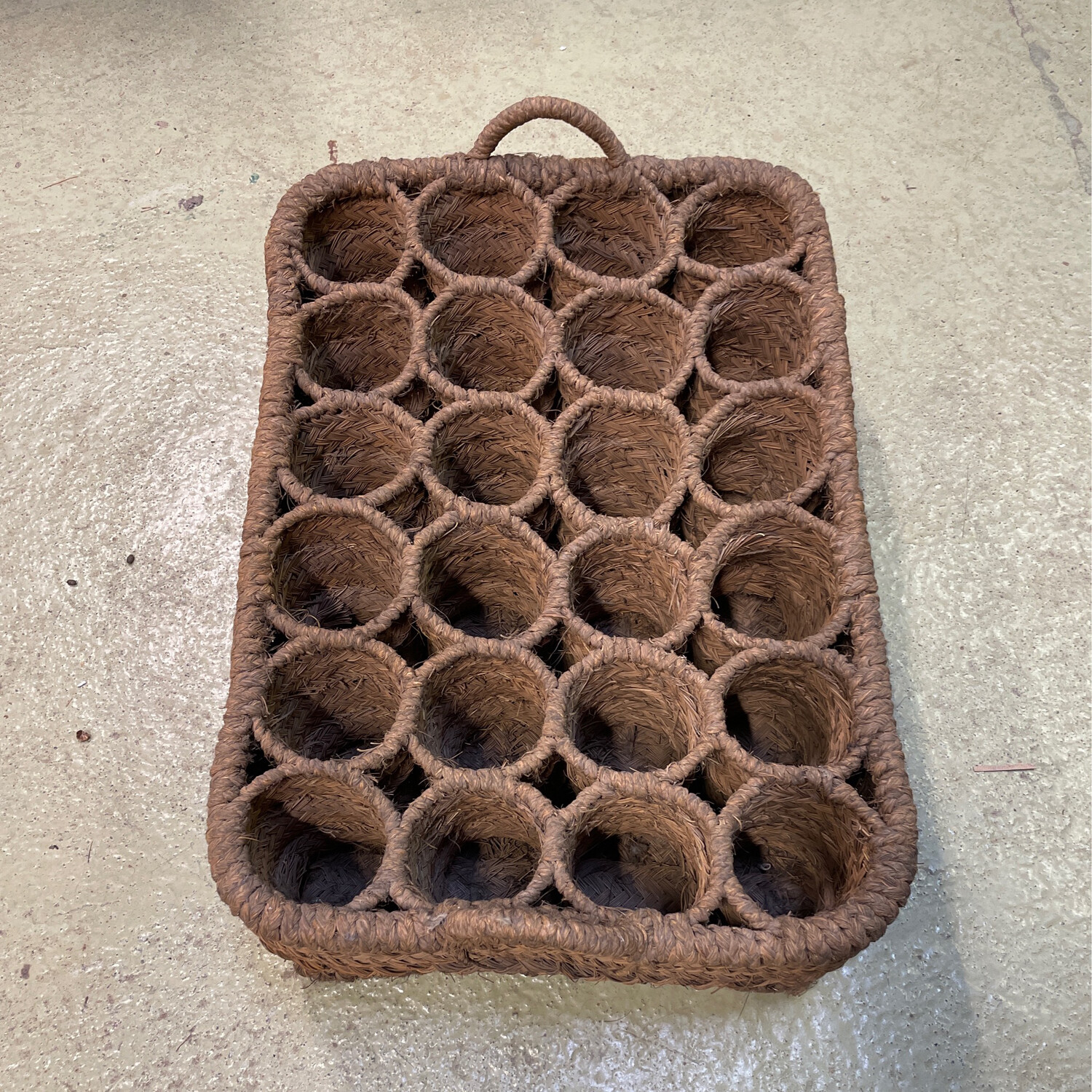 Panier à bouteilles en jonc tressé à 24 compartiments. 27 x 71 x 50cm