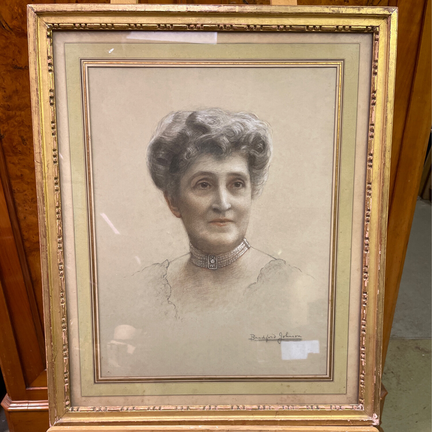 Johnson BRADFORD. Portrait en buste d’une femme au collier. Pastel et fusain signé en bas à droite. 52,5x40,5