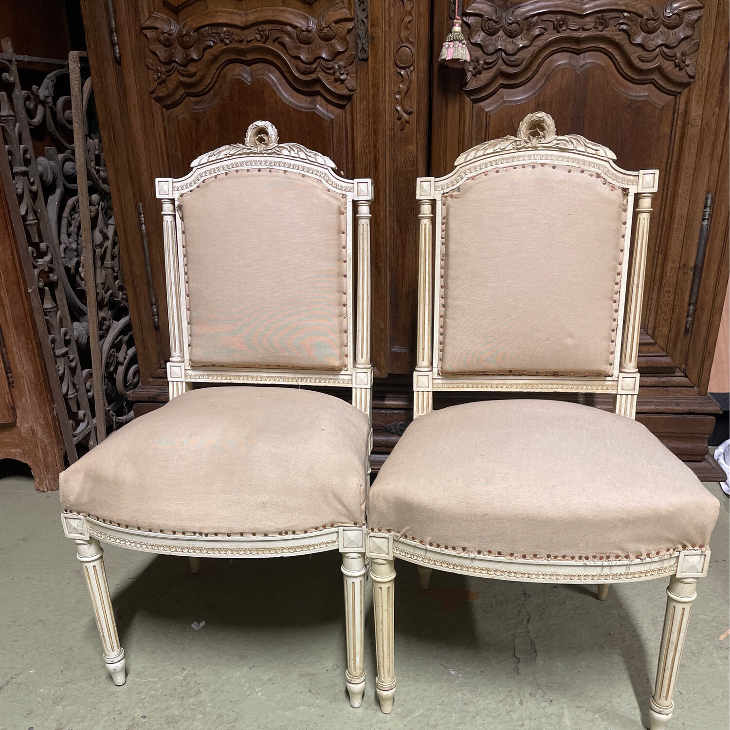 Paire de chaises en bois mouluré à décor de guirlandes feuillagés. 94x50x48