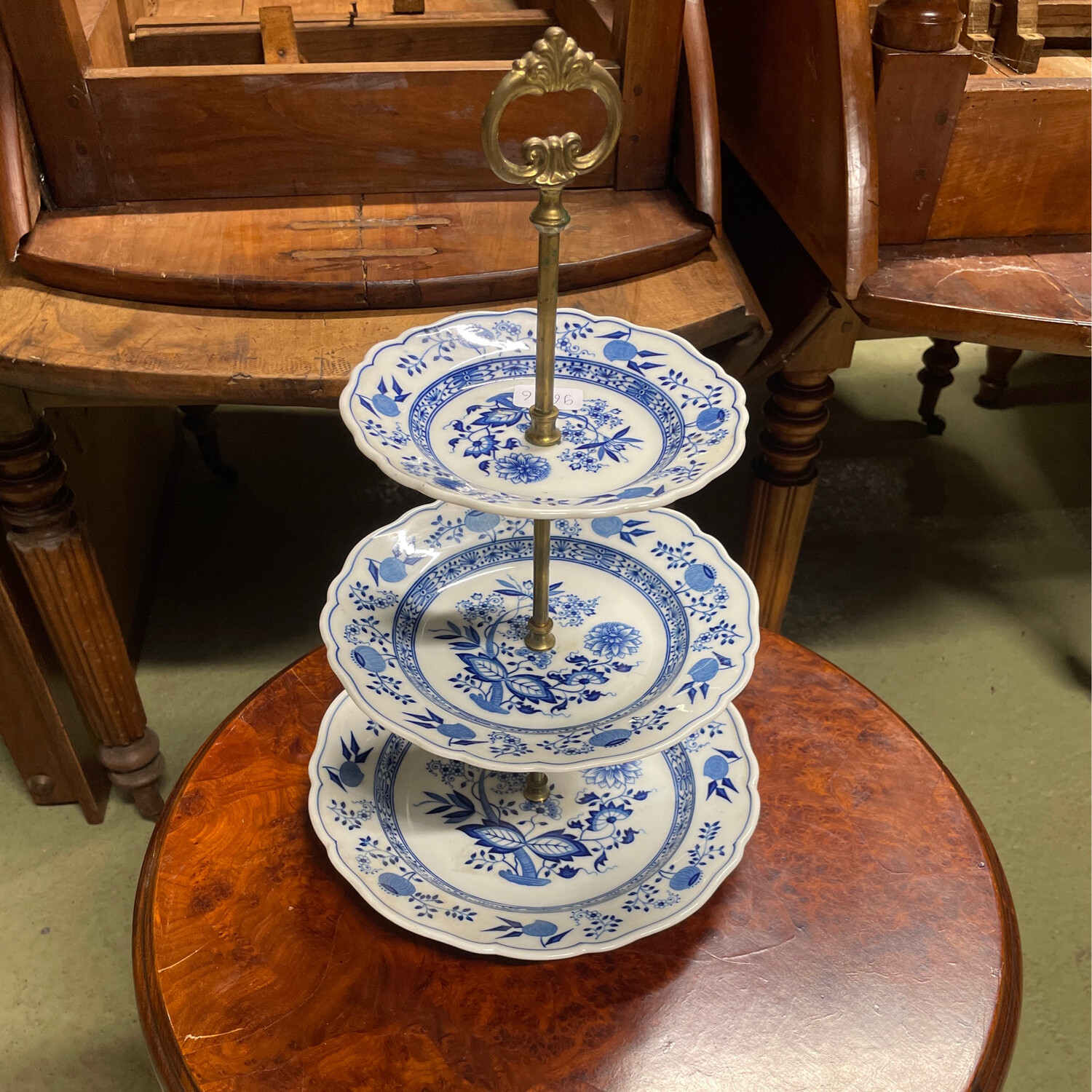 Serviteur en porcelaine à trois plateaux, décor à l'oignon, monture en laiton - H-40cm