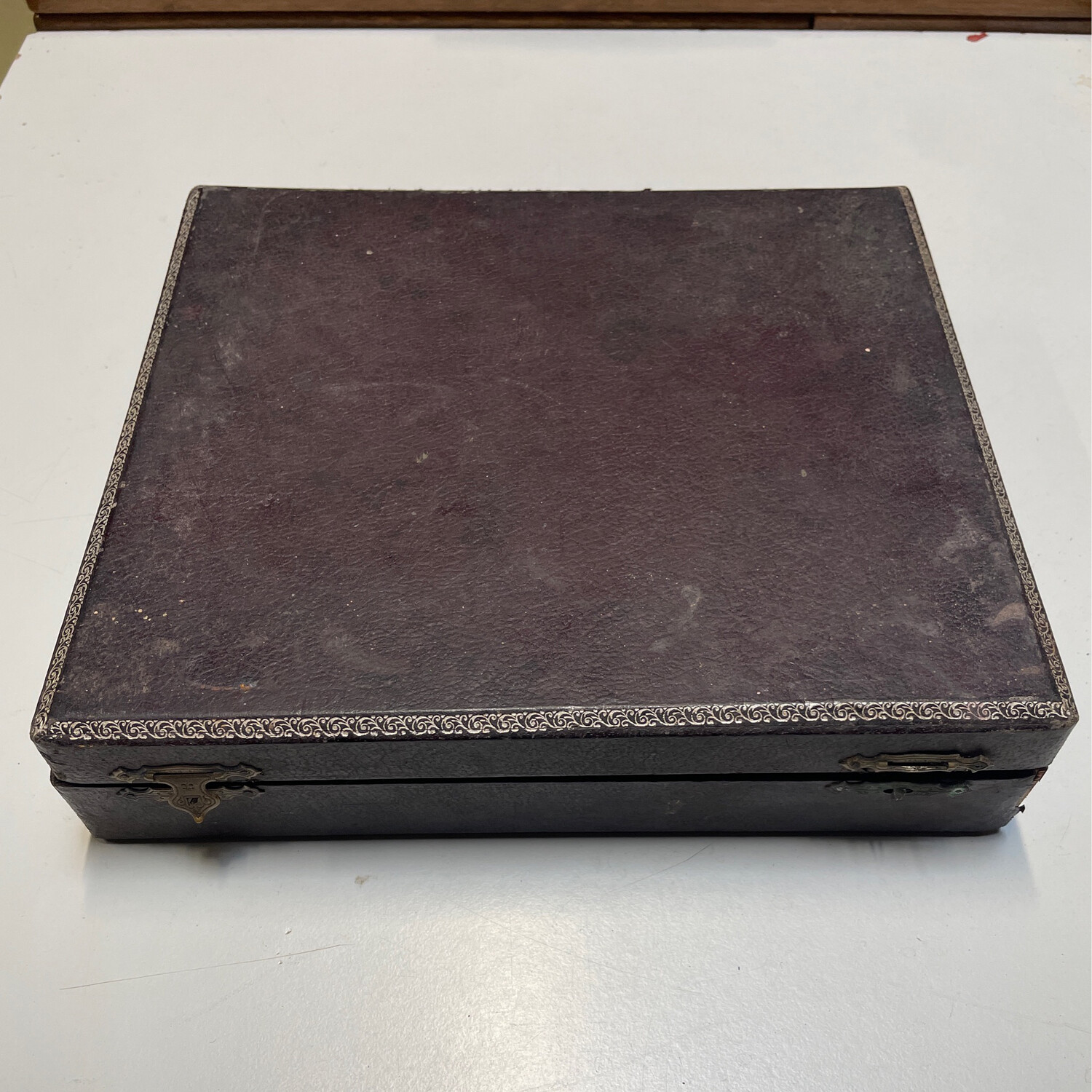 Ménagère Louis XVI contenant un lot de couverts 10 cuillères et 10 fourchettes