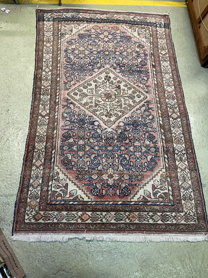 IRAN, tapis en laine nouée main à décor de motifs géométriques. 210x130