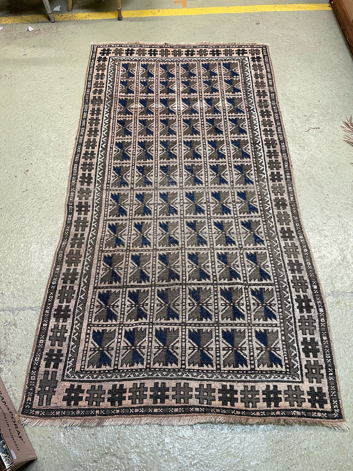 Tapis en laine nouée main à décor de motifs géométriques. 193x102