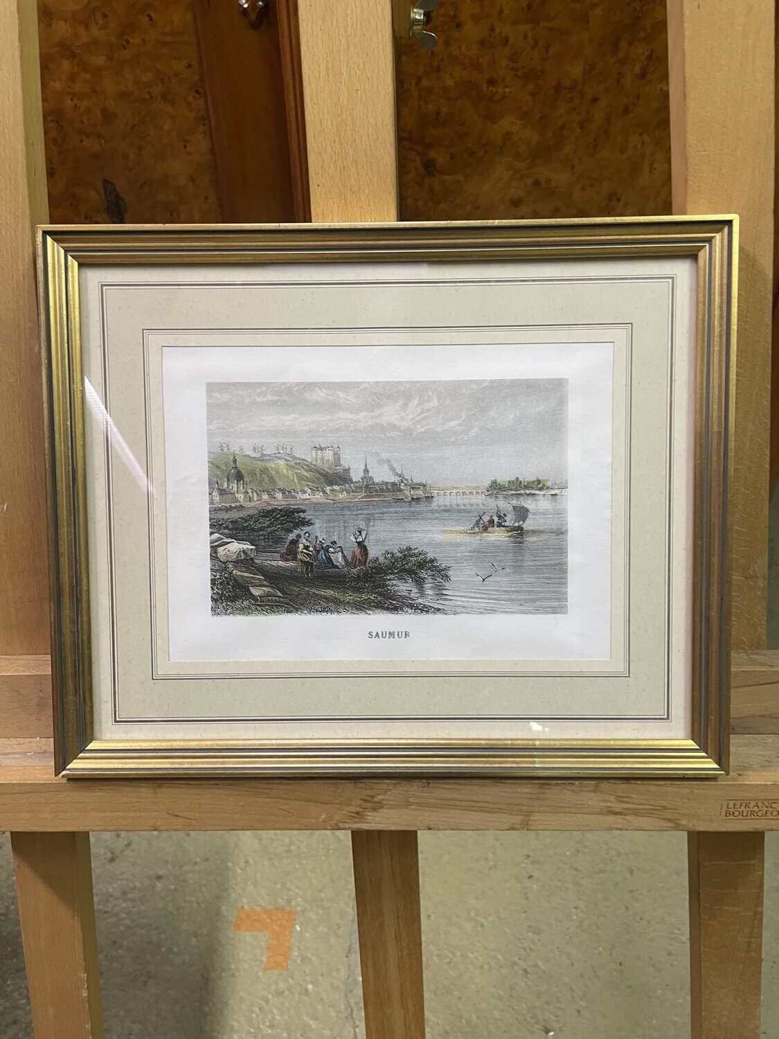 Gravure, reproduction en couleur représentant Saumur 32x26