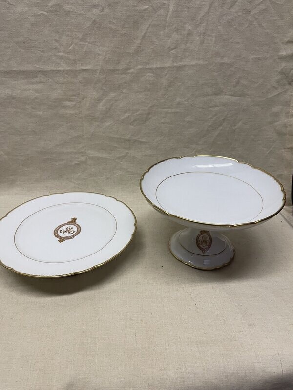 2 Compotiers en porcelaine à filet d'or, chiffré. H12 D20