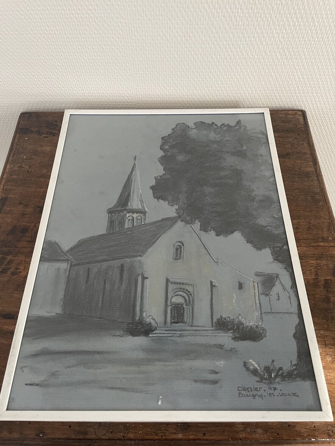 OKSLER, Parigny les vaux, pastel représentant une église. 40,5x30