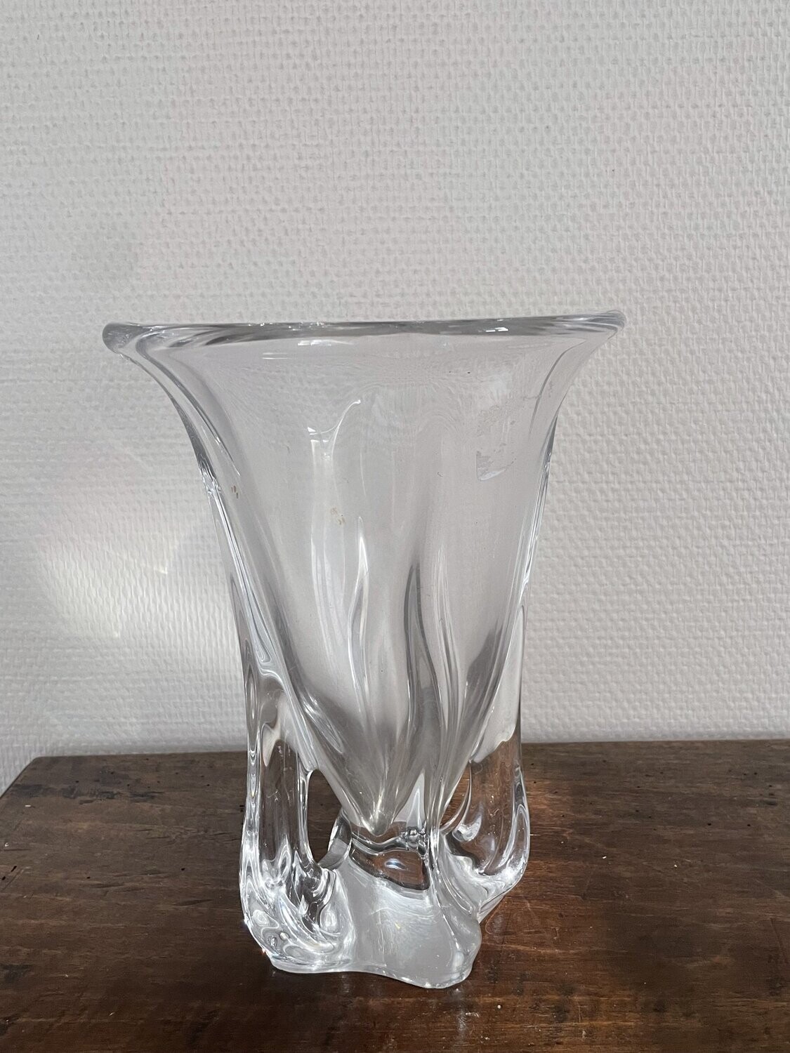 Art VERRIER France: vase en verre de forme moderniste. H23,5 (éclat à la base)