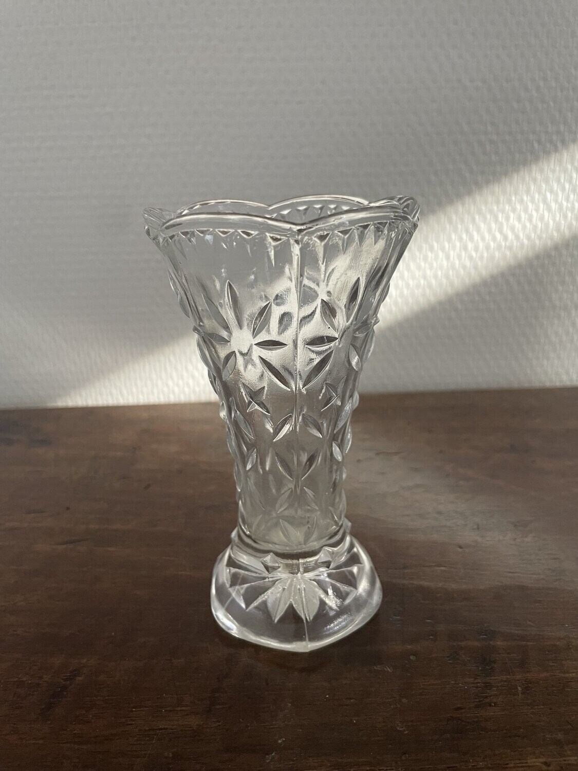 Art VERRIER France: petit vase en verre moulé. H-12