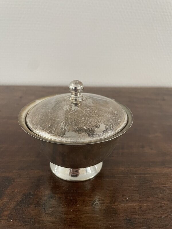 aaa coupe en métal argenté.