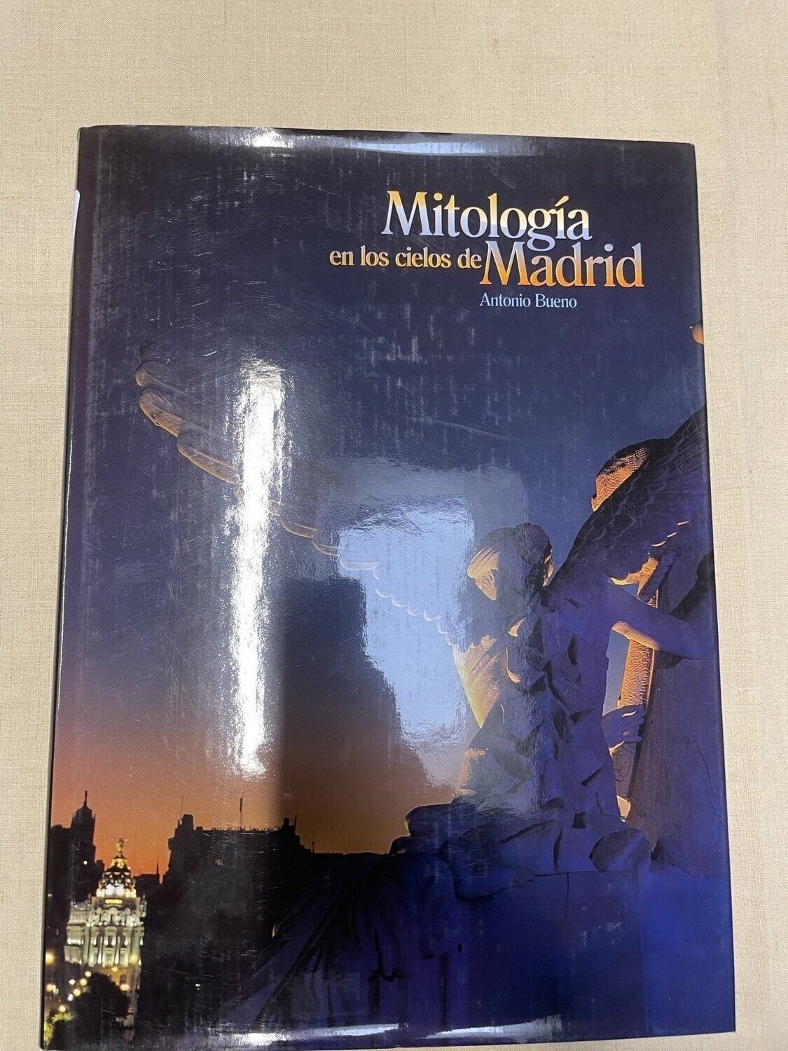Livre Mitologia en los cielos de Madrid écrit par Antonio Bueno