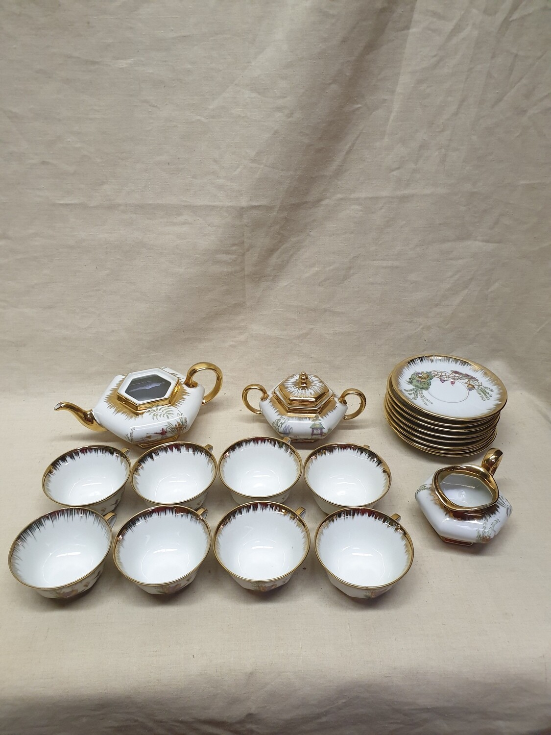Service à thé en porcelaine blnche polychrome, contours à filet or et décors japonisant - Porcelaine de LIMOGES - 8 tasses avec leurs sous tasses, un sucrier, un pot à lait et une verseuse