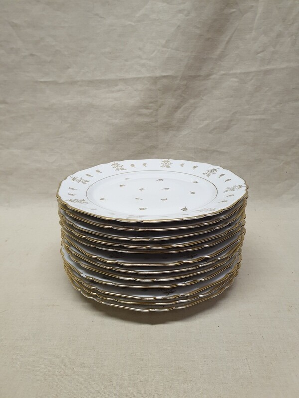 Ensemble d'éléments de service de table en porcelaine blanche à filet d'or comprenant douze assiettes