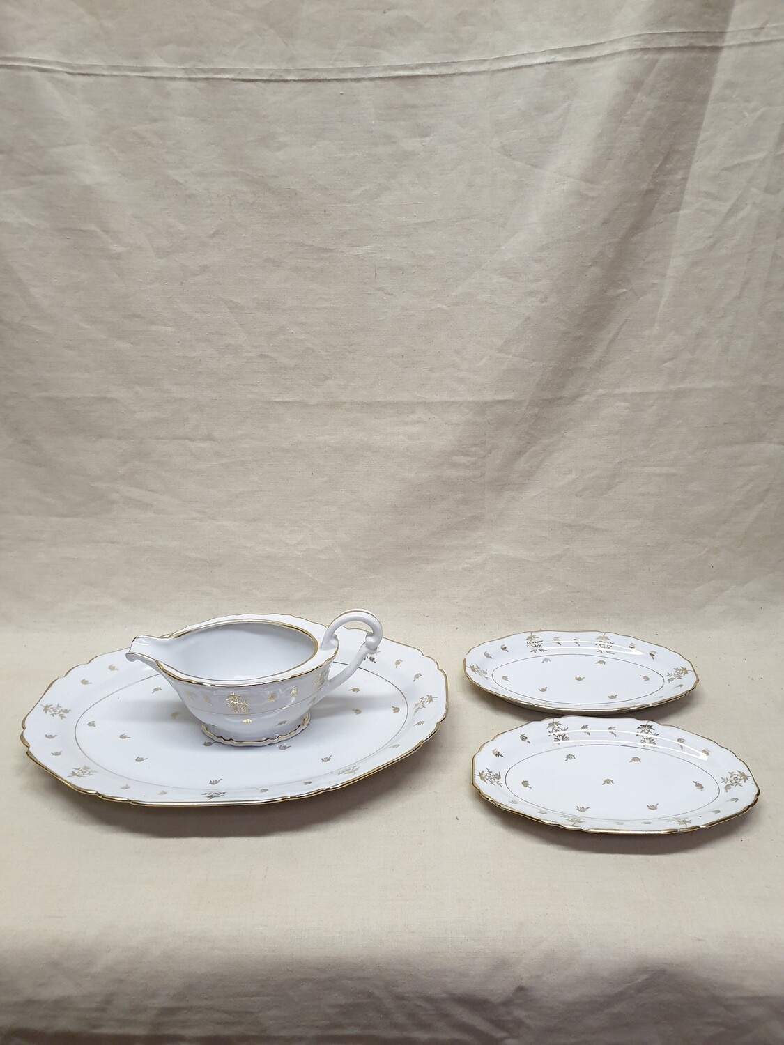 Ensemble de trois plats ovale et une saucière en porcelaine banche et filet d'or - L - 37 cm pour la plus grande