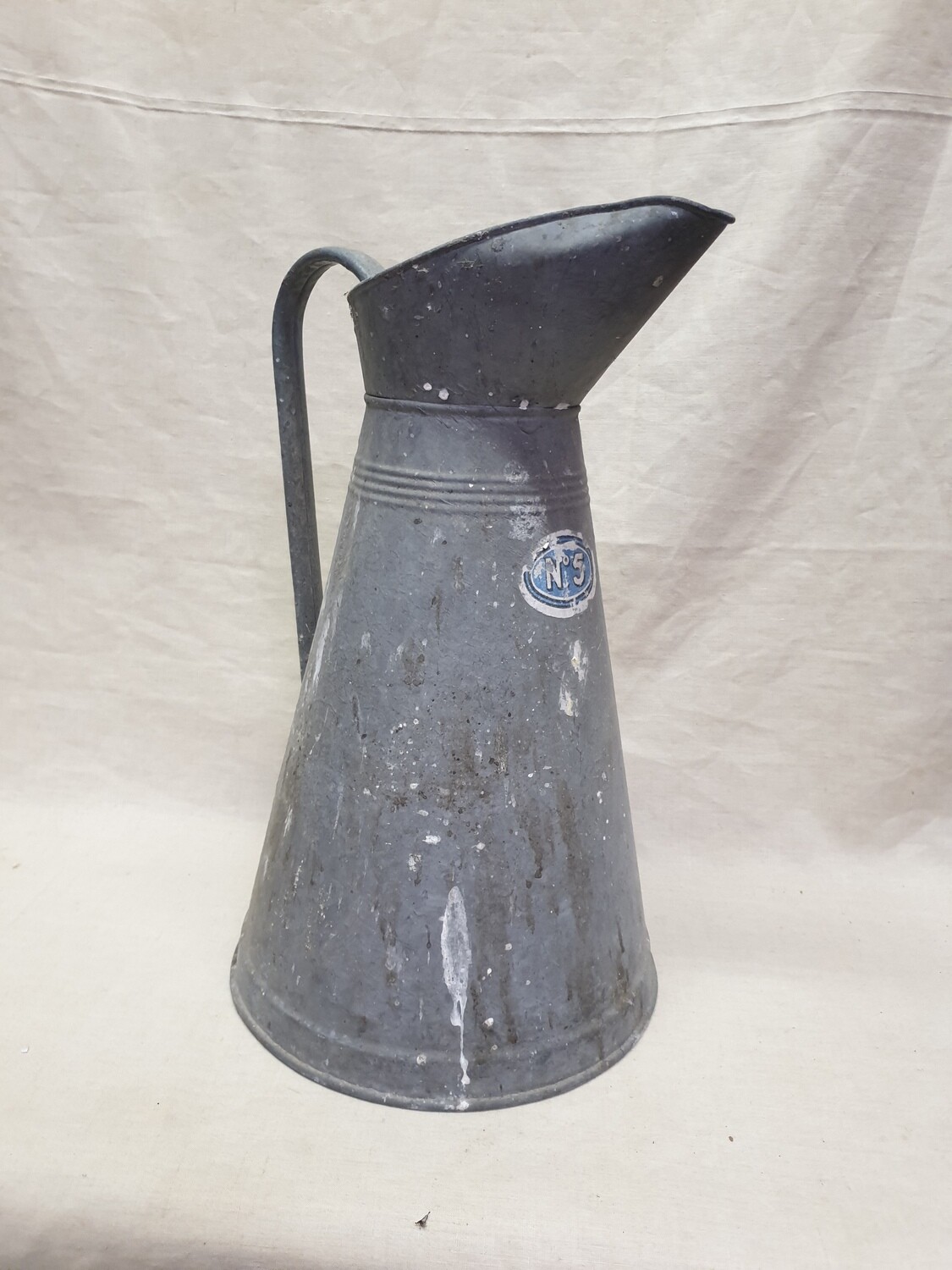 Broc d'eau en zinc ancien avec inscription "n°5" - 45,5 cm