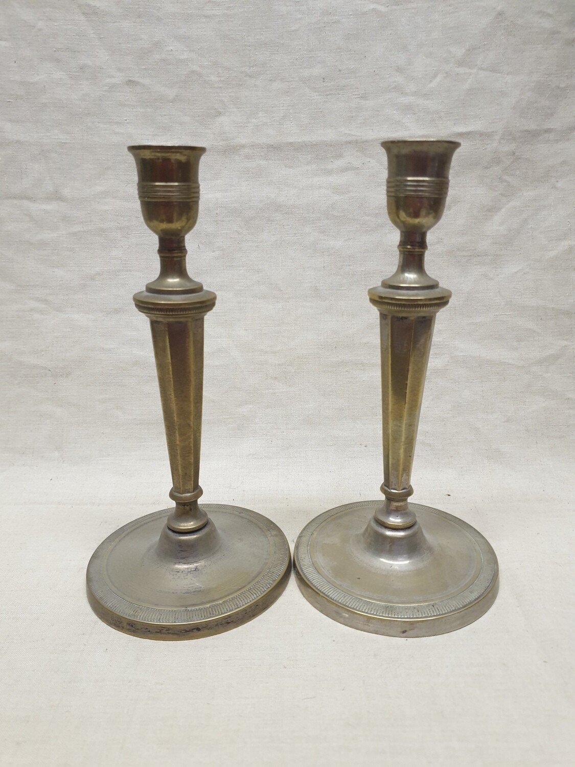Paire de bougeoirs en bronze doré - 23,5 cm