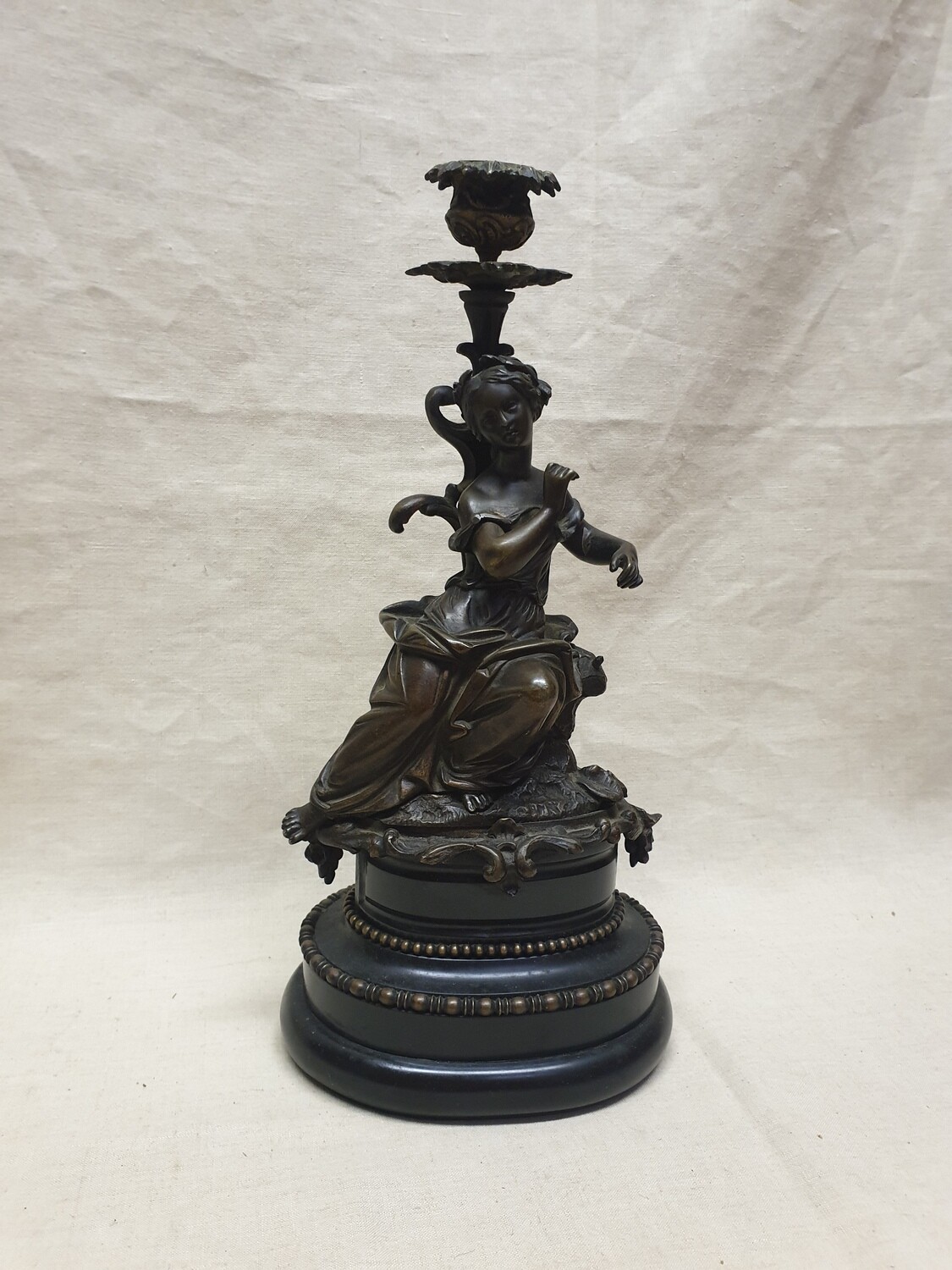 Magnifique bougeoir en "bronze" représentant une femme - H 32 cm