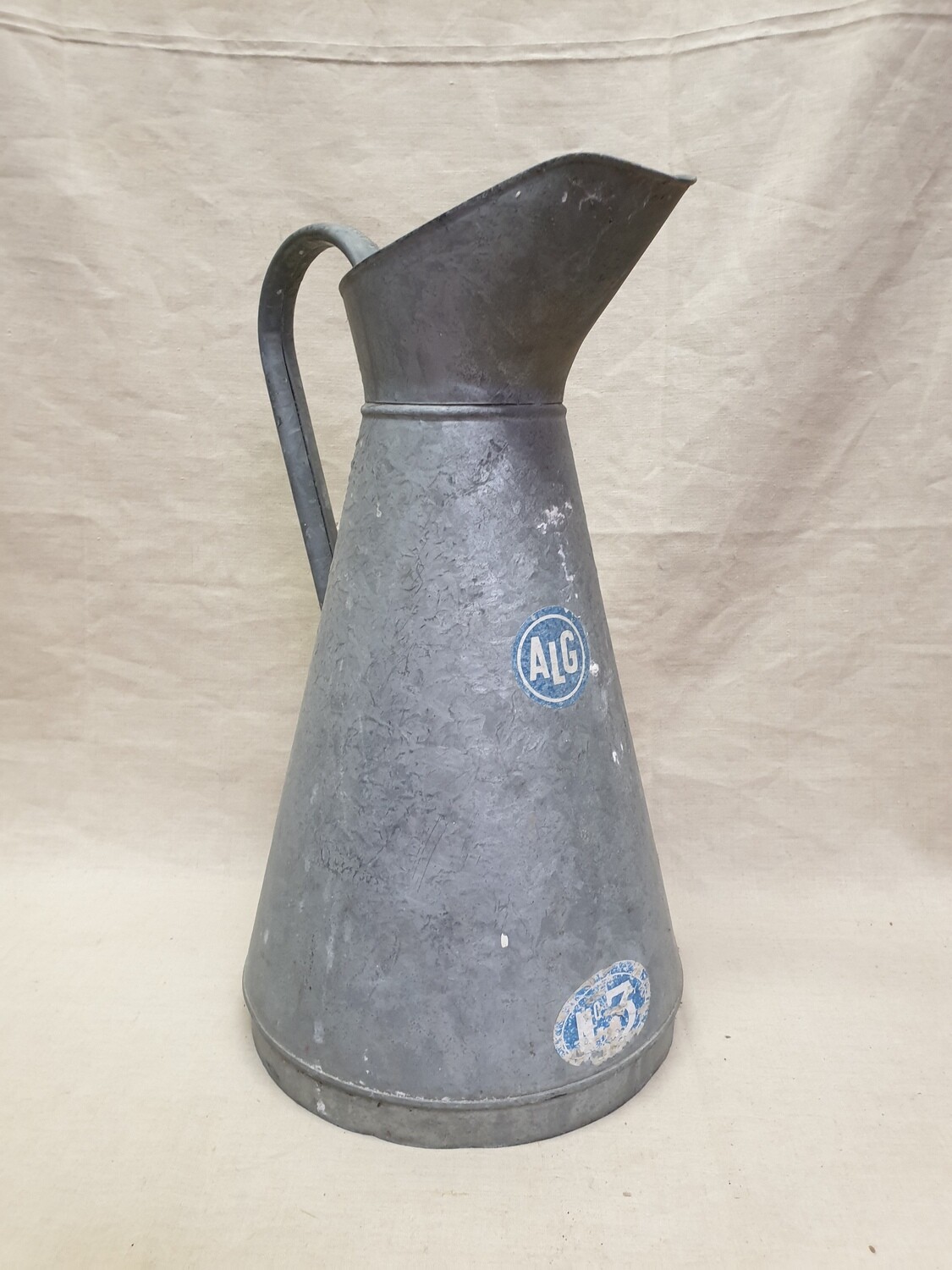 Broc d'eau en zinc ancien avec inscription "ALG" "n°3" - 42 cm