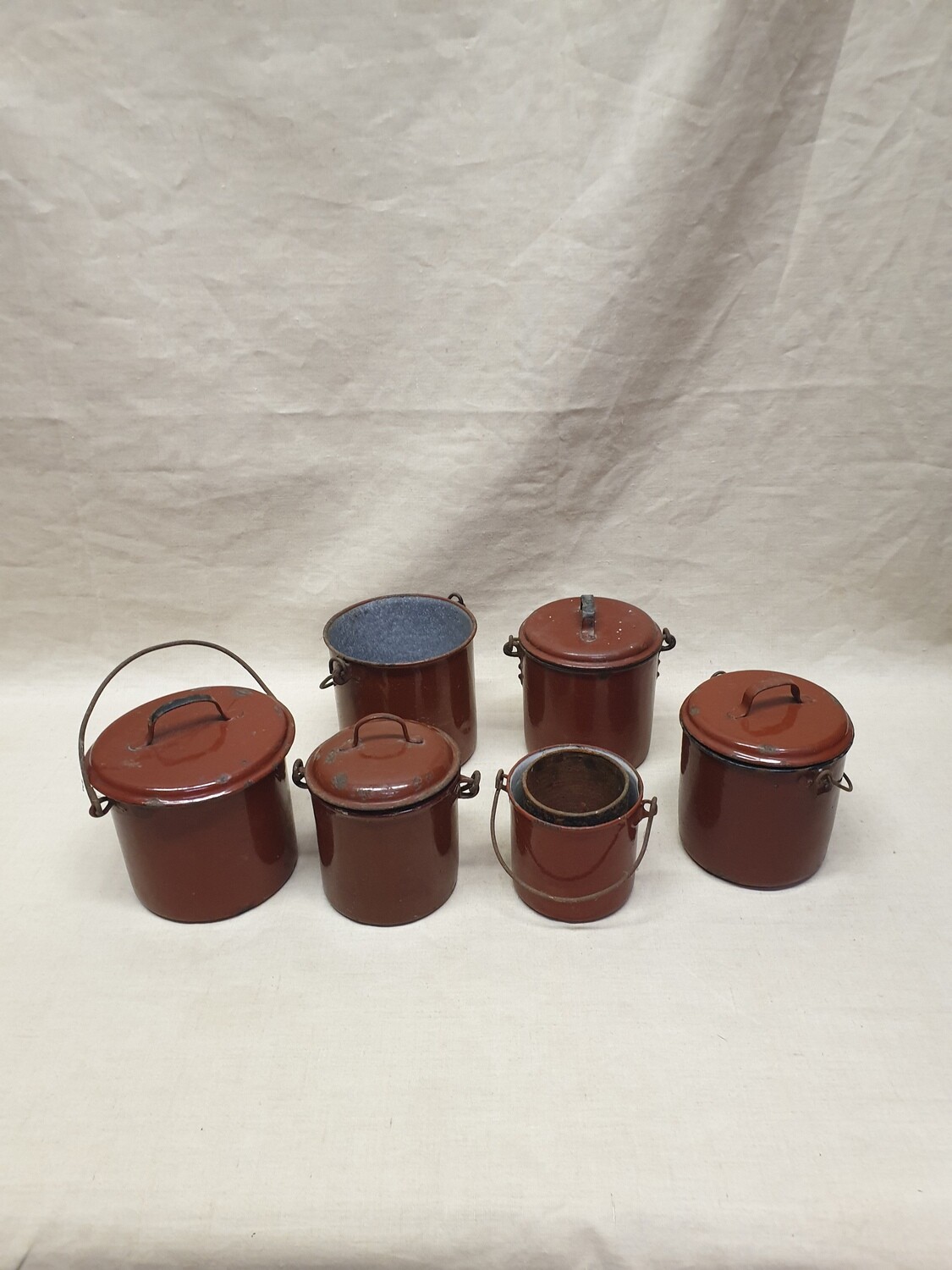 Ensemble de six récipients en métal couleur rouge argile