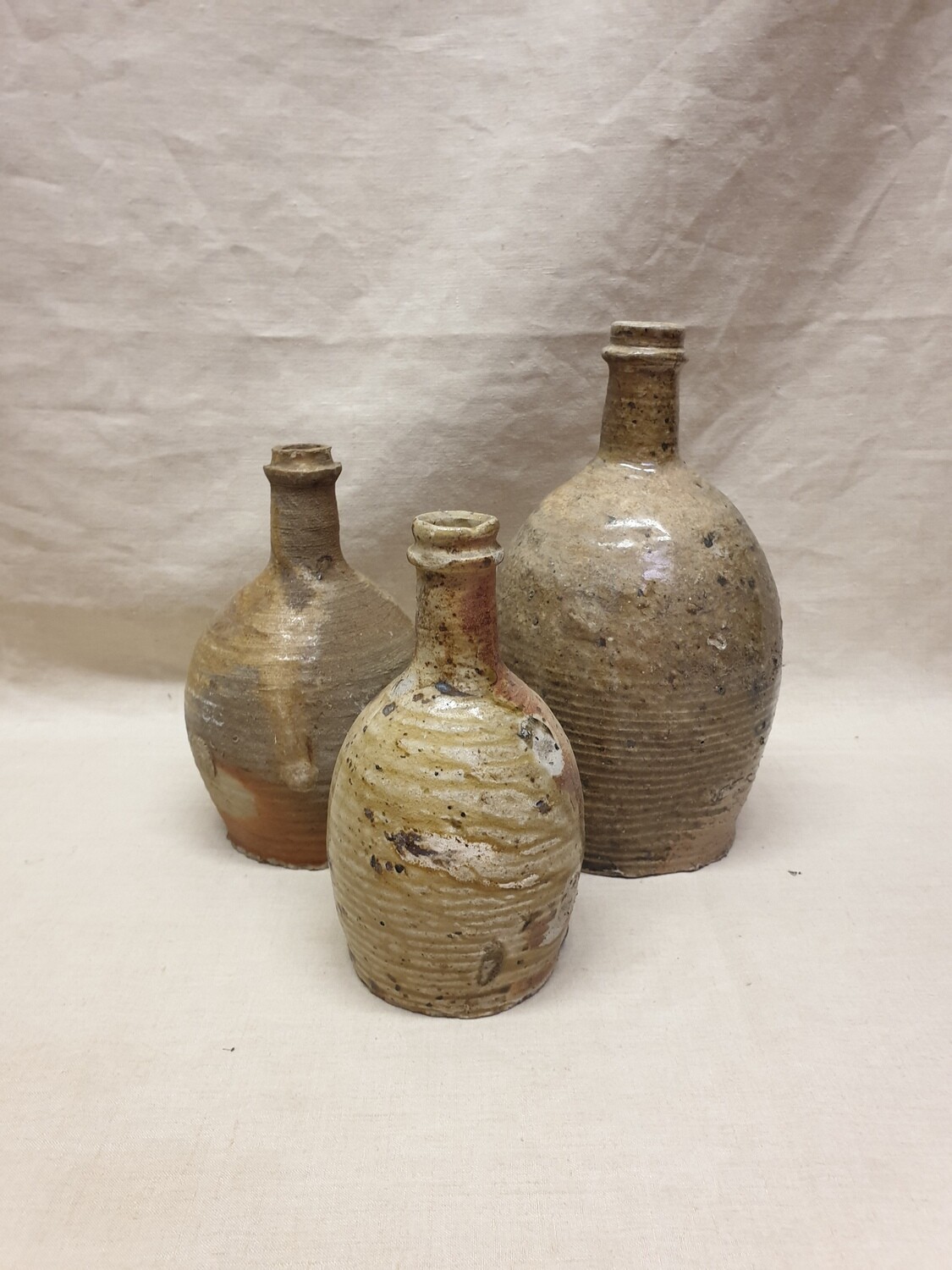 Trois bouteilles en grès - H 25 cm