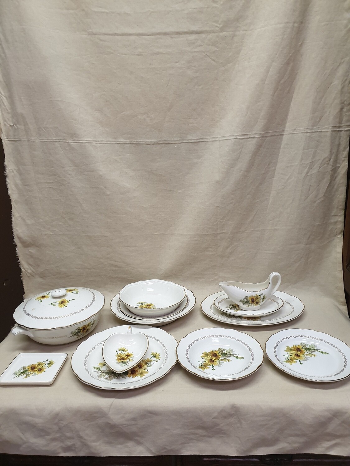 GIEN : Service en faïence comprenant 11 assiettes creuses, 24 assiettes plates, soupière, 3 plats, une jatte, une saucière, 2 ramequins et 2 coupelles, décor marguerites