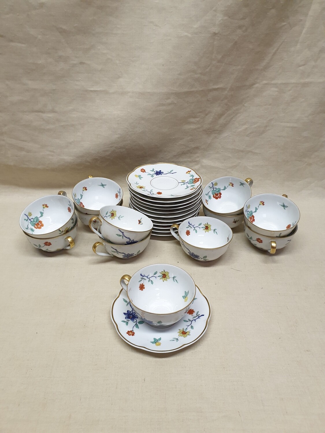 Douze tasses en porcelaine blanche à décors floral avec leurs sous-tasses