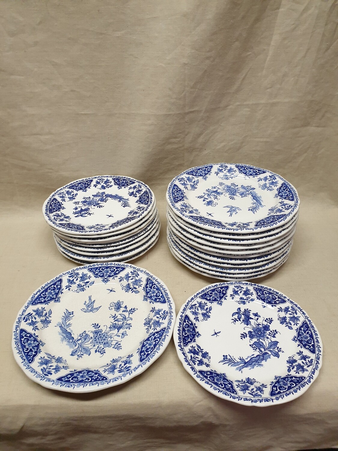 GIEN moderne, séries d'assiettes en faïence à décor en camaïeu bleu - 11 petites assiettes et 12 grandes assiettes