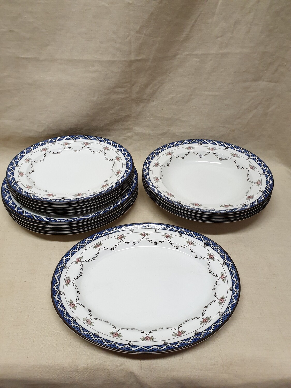 ROYAL-DOULTON, EXETER, England - 4 assiettes creuses, 5 grandes assiettes et 5 petites et un petit plat oblong