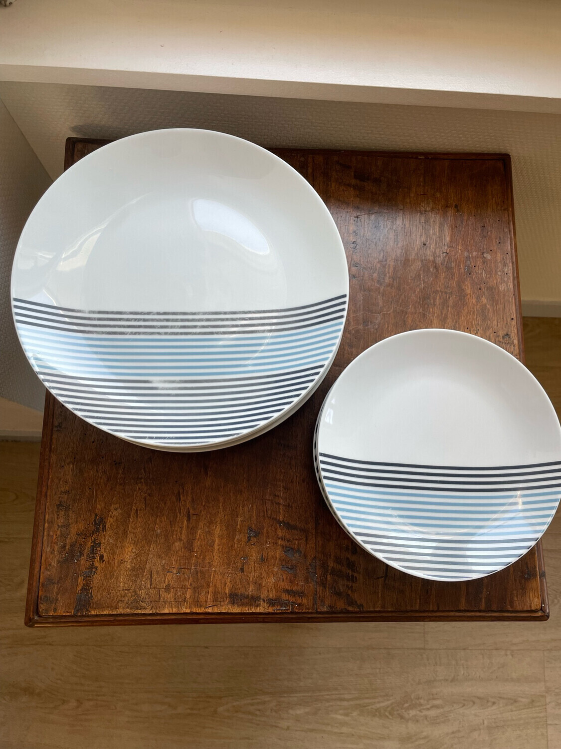 8 assiettes et 8 petites assiettes