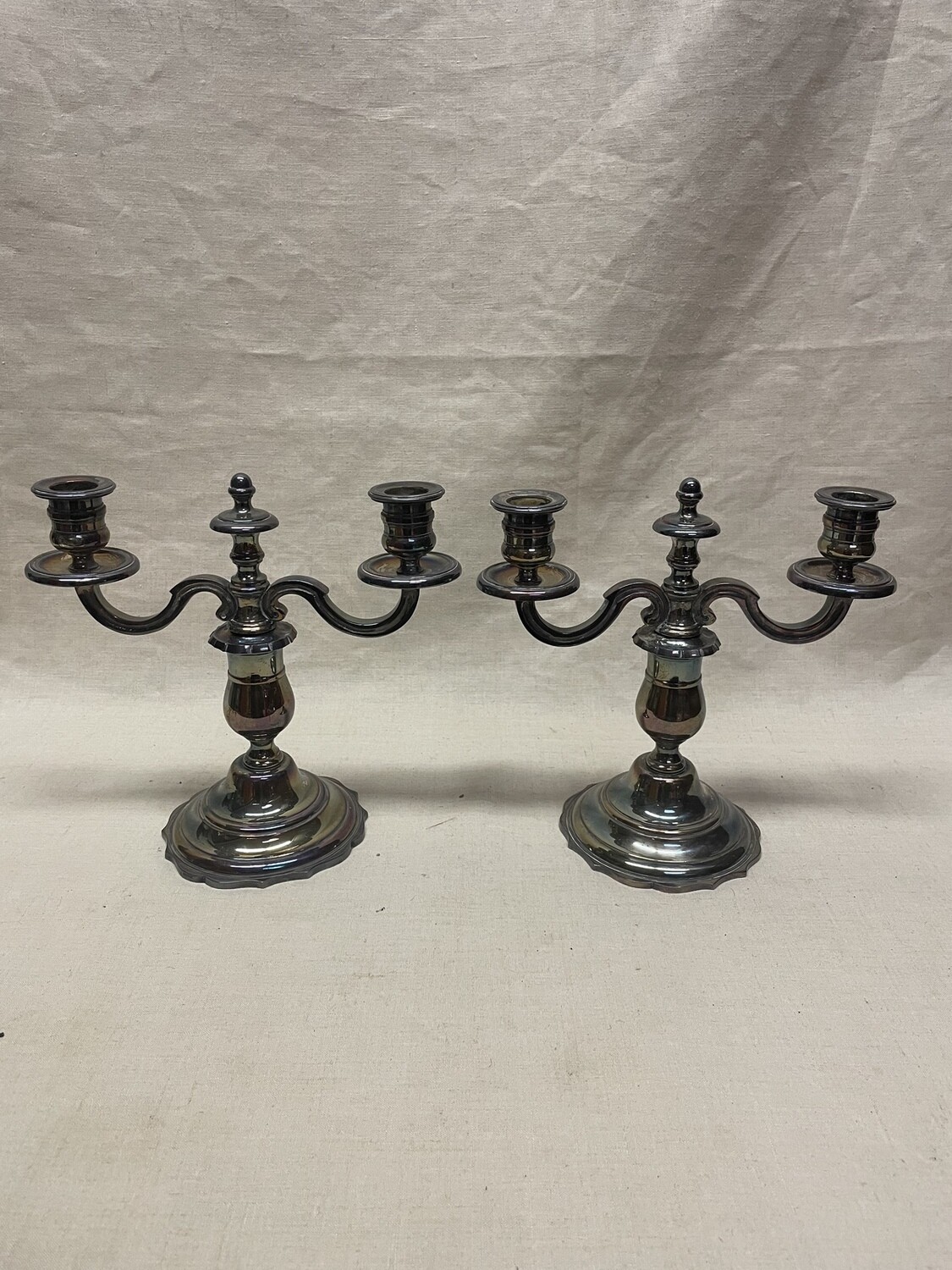 Paire de candélabres de table en métal argenté à deux bras de lumière. XX°. Haut 21 cm