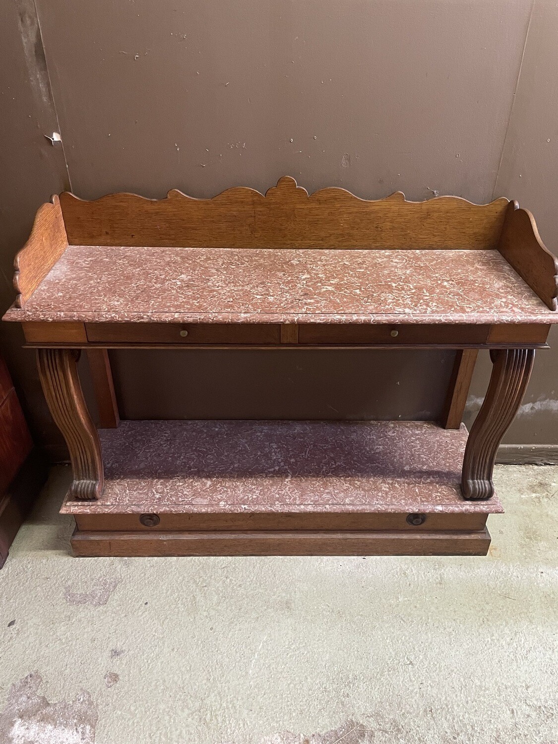 Desserte en chêne mouluré et sculpté, ouvrant à deux tiroirs en ceinture et un tiroir en partie basse, plateaux de marbre rouge veiné - Milieu du XIXè - H 112 cm x L 135 x P 42 cm
