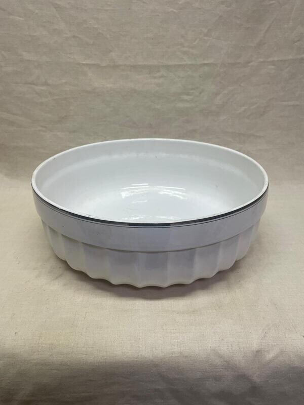 Plat en porcelaine blanche "Digouin et Sarreguemines" avec filet argenté - D 32,5 cm H 11,5 cm