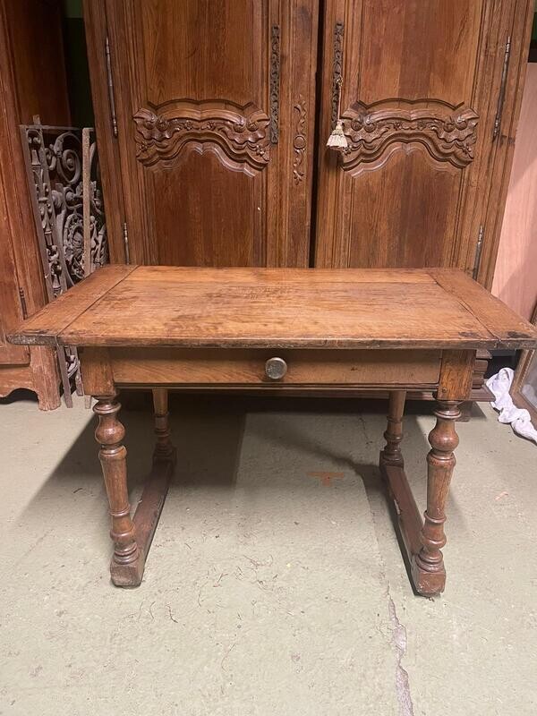 Table en bois avec tiroir en ceinture - H 70 x 106 x 63 cm