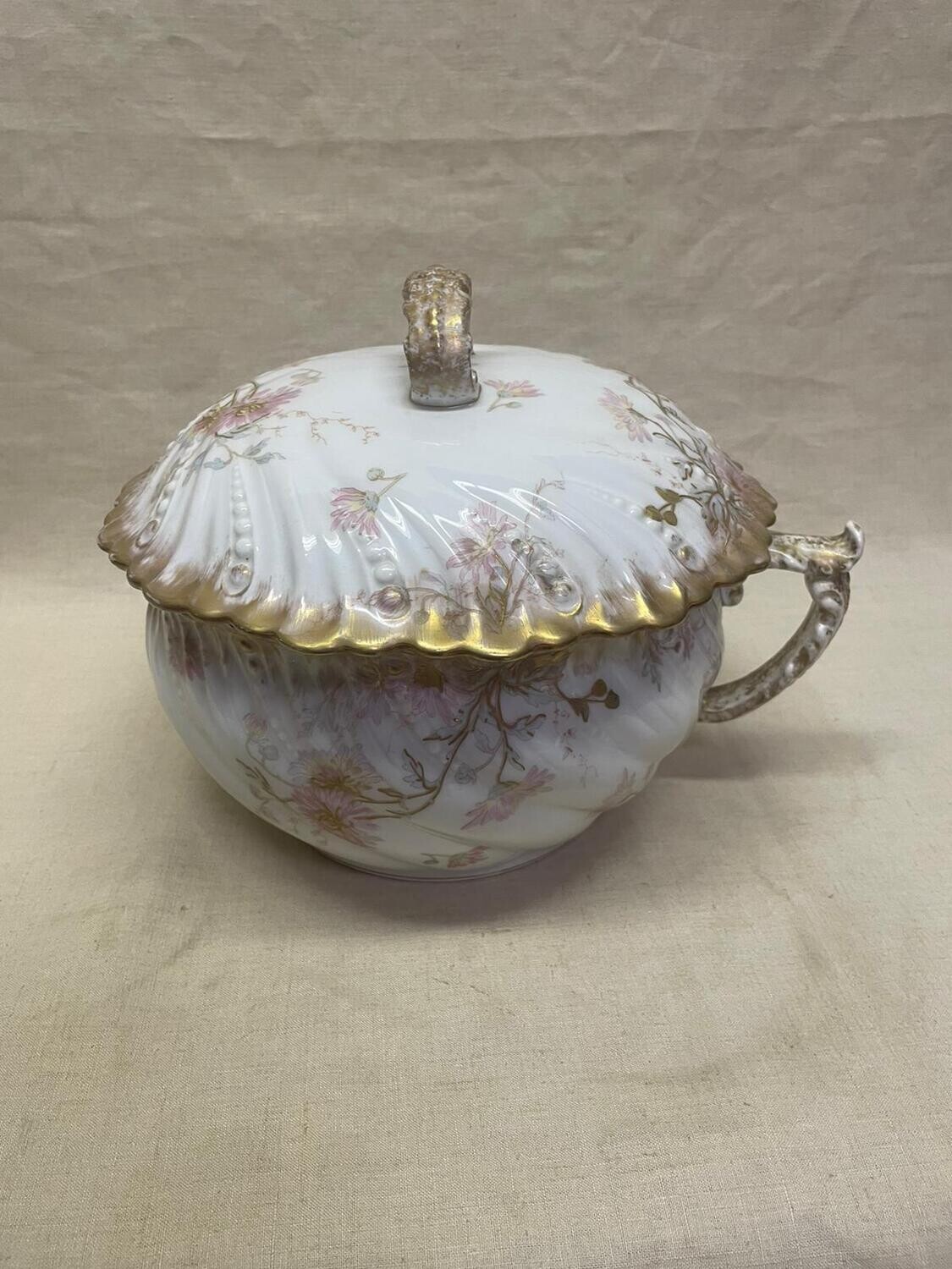 Porcelaine à décor floral - H 20 cm D 23 cm