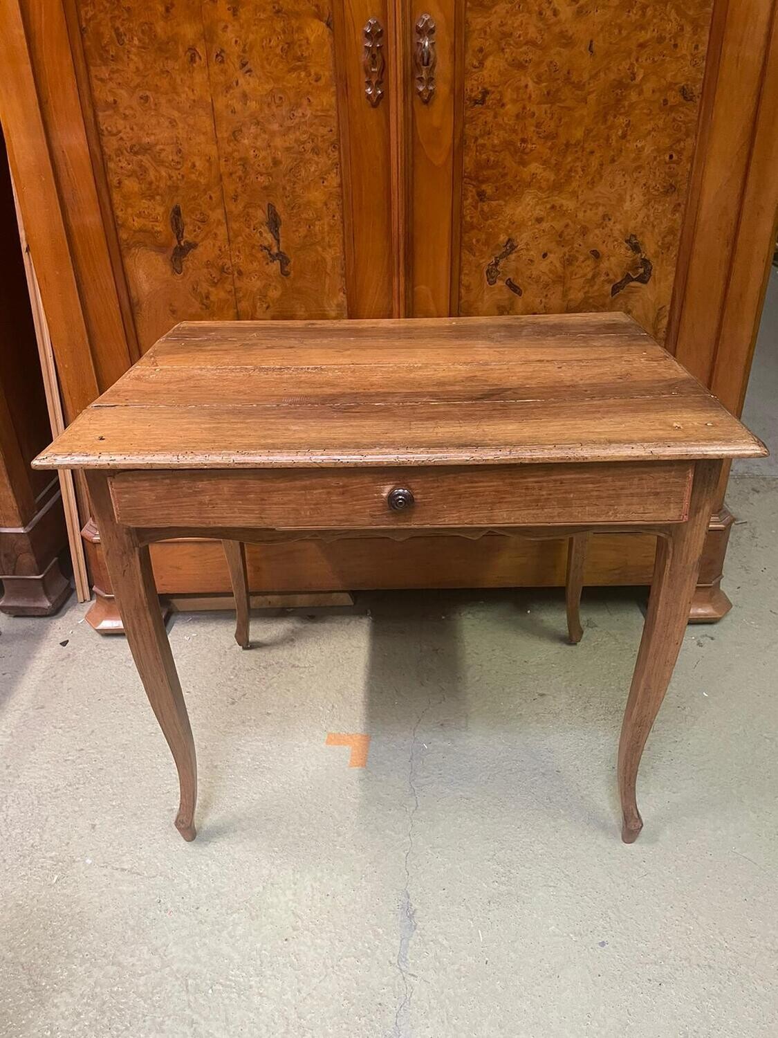 Bureau en bois naturel ouvrant à 1 tiroir en façade, style Louis XVDim.: 72 x 82 x 63 cm