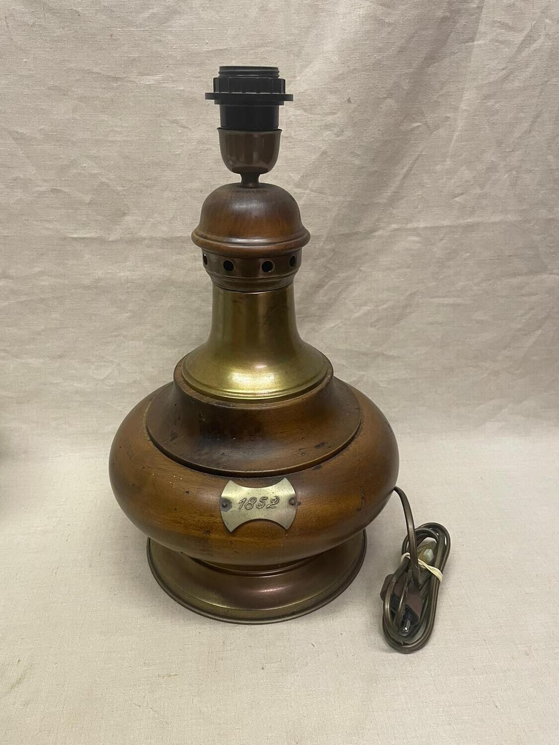 Lampe "1852" en bois avec ornements doré - H 39 cm