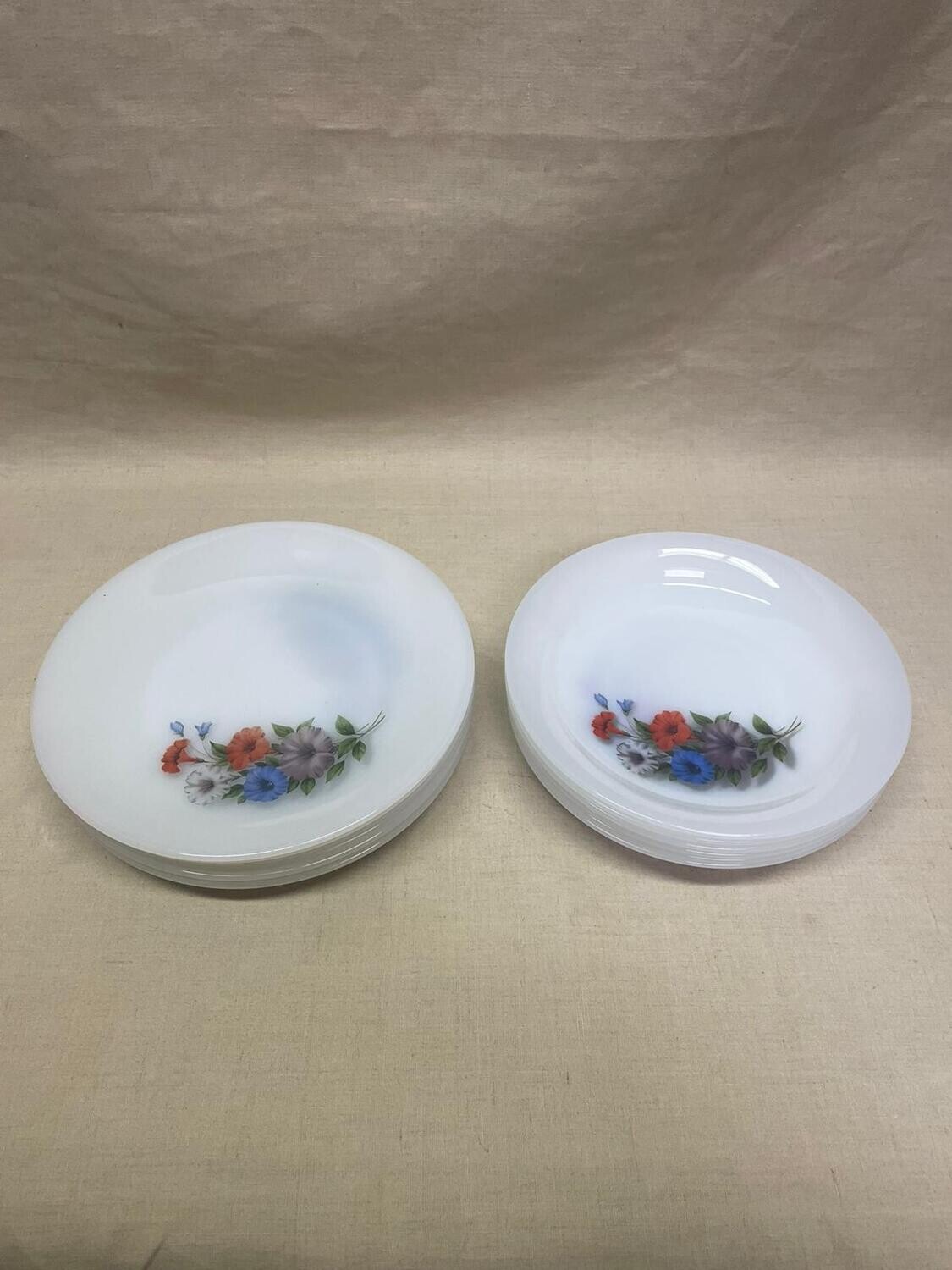 Suite de 6 assiettes et 6 petites assiettes "ARCOPAL France"