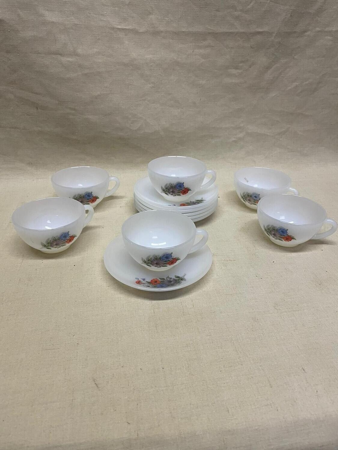 Six tasses avec leur soucoupe à décor floral