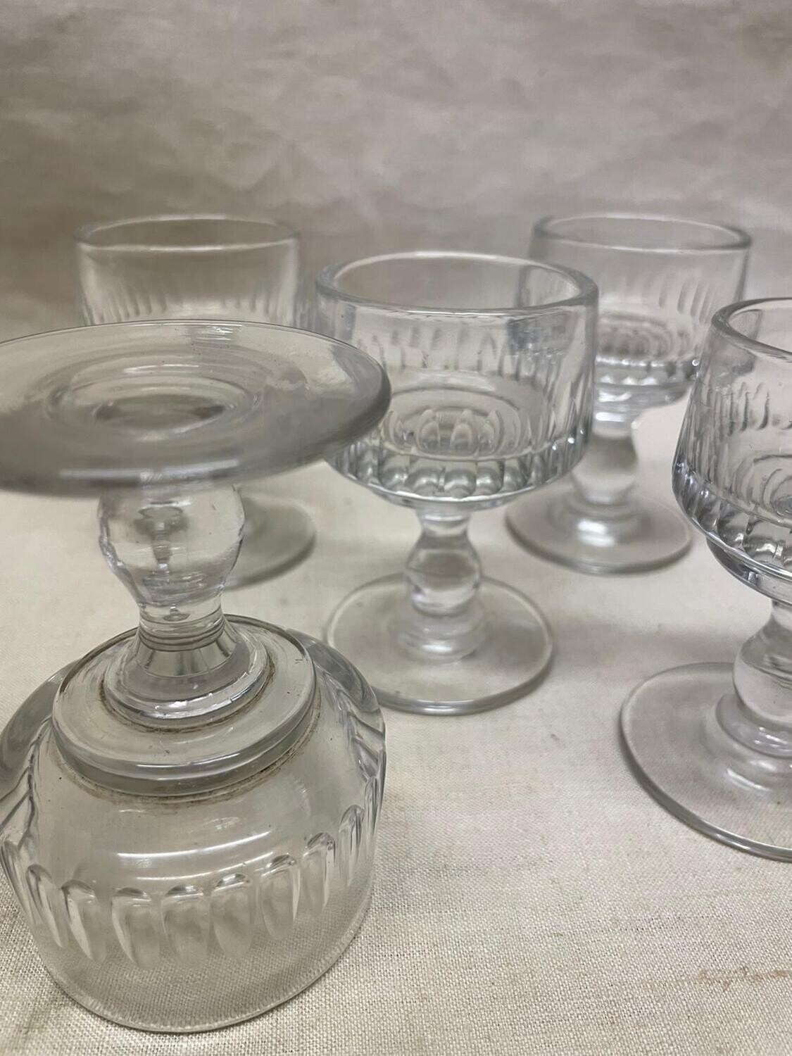 Cinq verres anciens - H 9 cm
