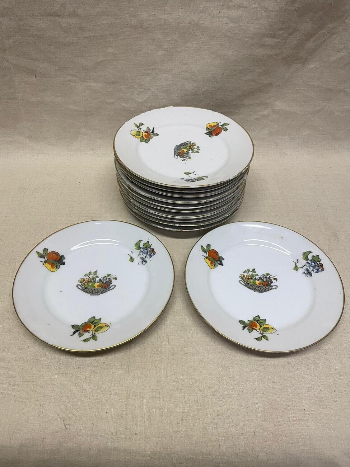 Douze petites assiette à filet d'or et décors de fruits - D 18 cm
