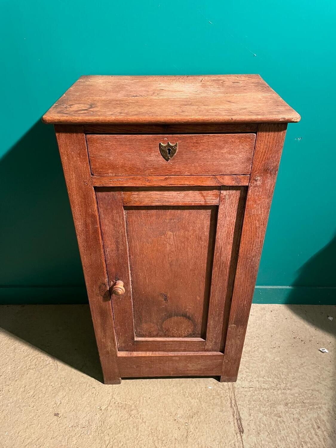 Buffet étroit en chêne ouvrant par un tiroir et un vantail - h : 95 cm