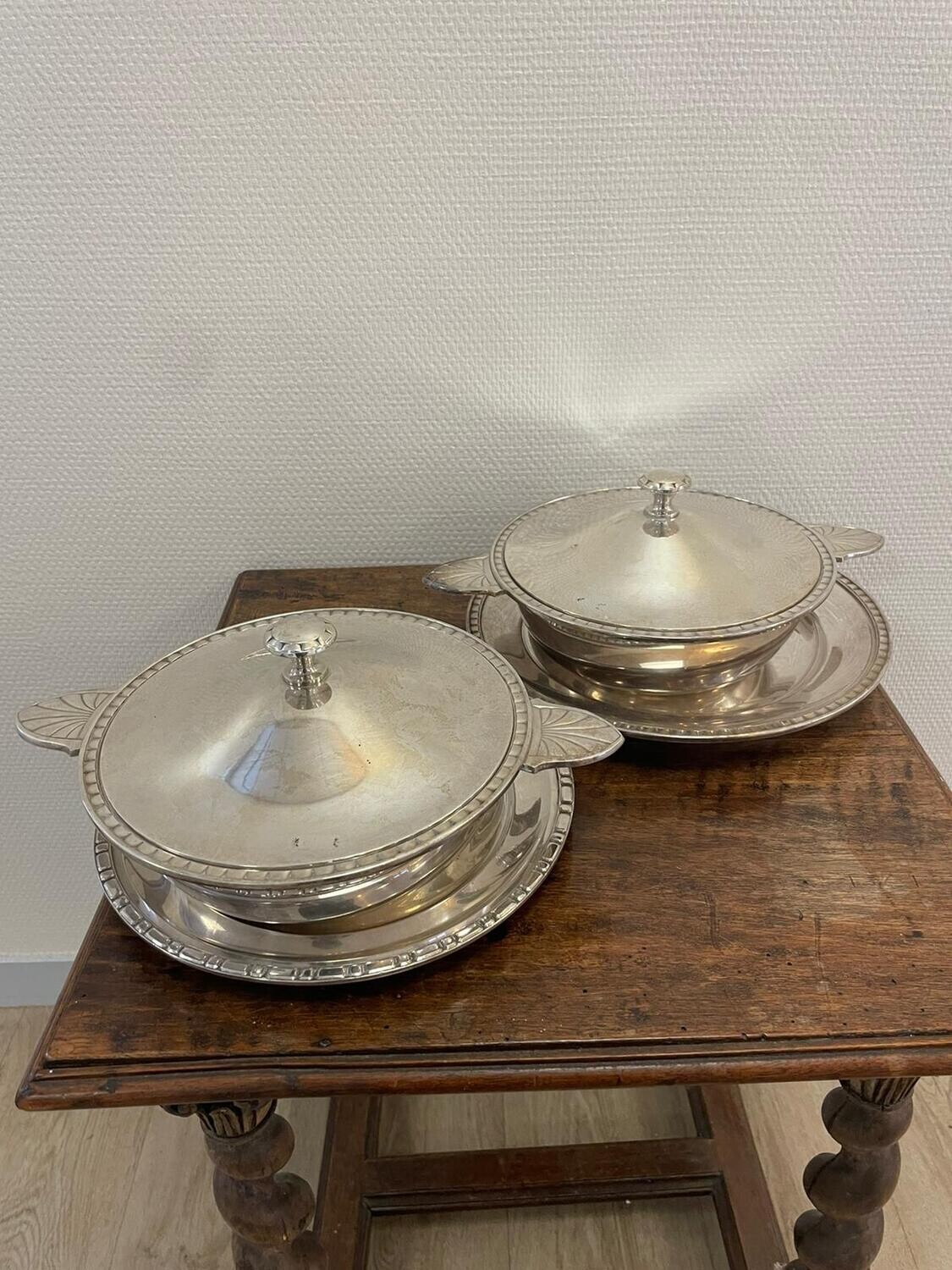 CHRISTOFLE paire de légumiers couverts en métal argenté avec leur présentoir, deux prises latérales et frétel à décor géométrique et de palmettes, diamètre d'un présentoir: 27.5 cm