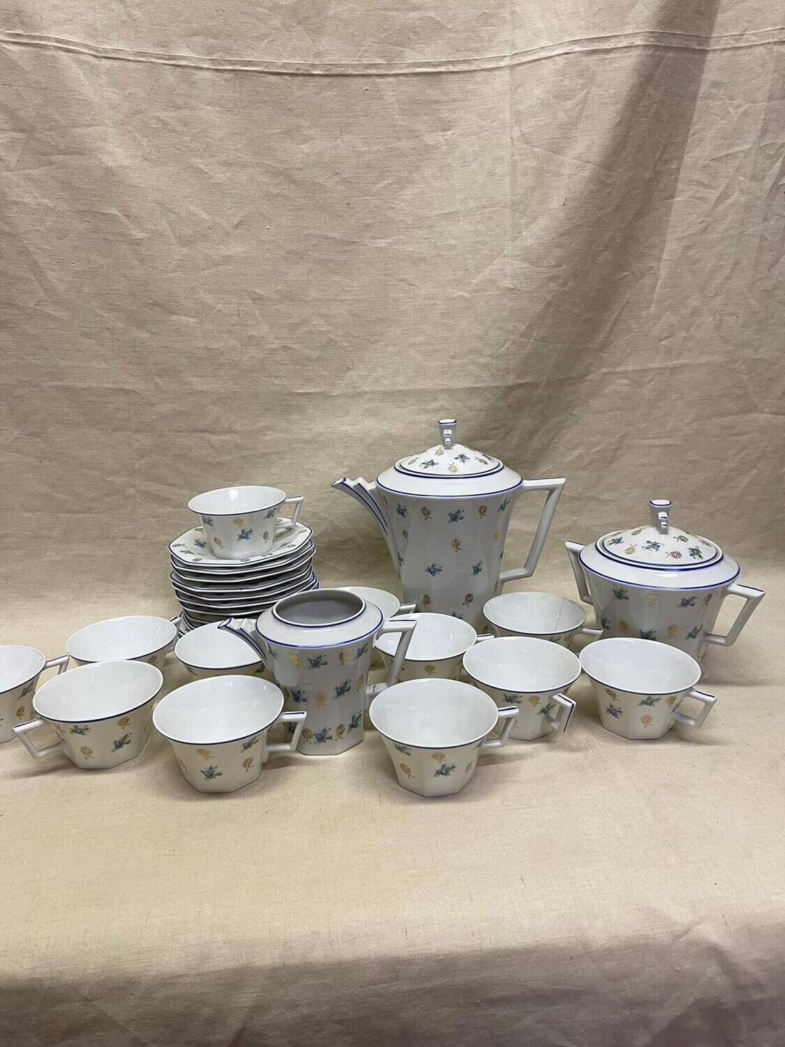 Service à thé en porcelaine de Limoges - 12 tasses et sous tasse, une verseuse à lait, sucrière et une théière